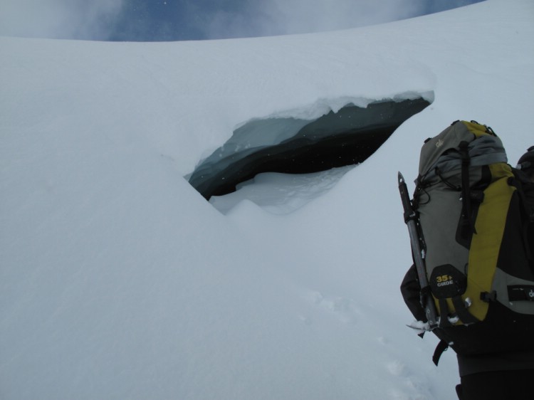  Ett hål i glaciären 8 April 2011. Foto: Magnus Strand