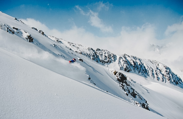 Hjälm med tillhörande Fredrik Ottosson försvinner i snön i Andermatt. Foto: Andreas Bengtsson