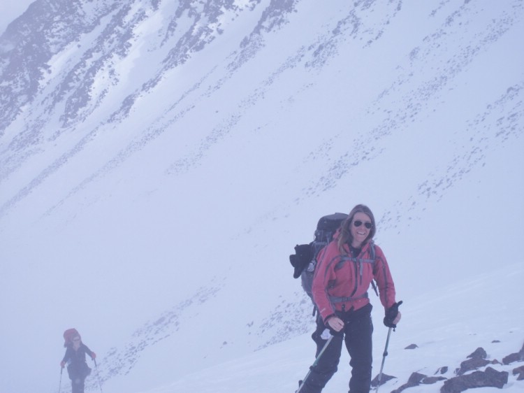 JoJo leden. Beth Friberg i passet mellan Knivkammen och Pyramiden Ski touring Kebnekaise 6 April 2011. Foto: Magnus Strand
