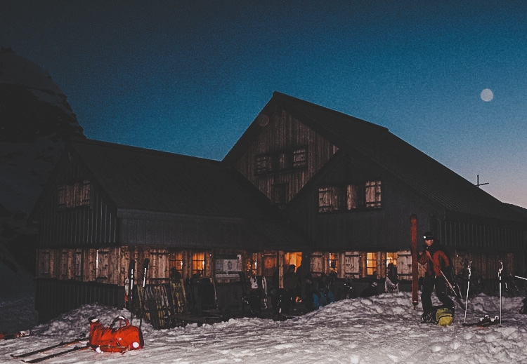 Tidig solupgång vid den mysiga Cabane de Prafleuri. Foto: ©Lisa Auer