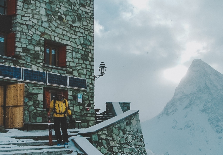 Vädret klarnar och vi kan se bort mot Pigne d’Arolla. Stormen har lämnar nysnö att åka i när vi lämnar Dix hyttan. Foto: ©Lisa Auer