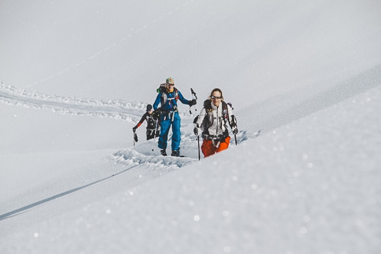 Lägger fina spår uppför i pudersnö. Foto: Andreas Bengtsson