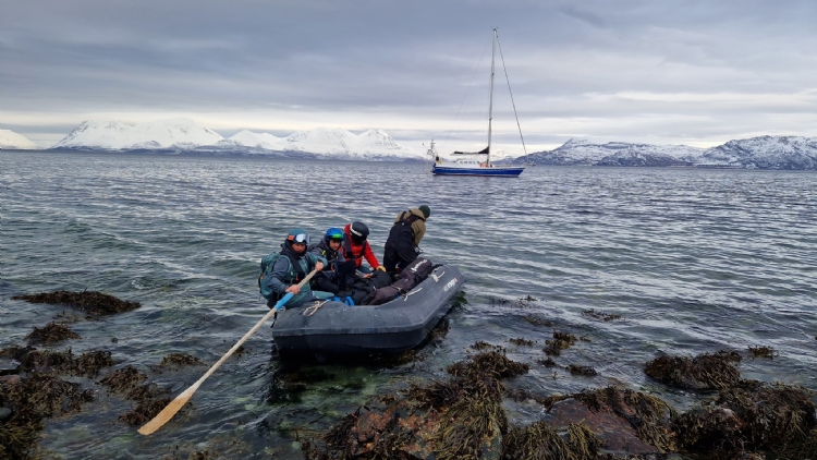 Påväg hem till båten efter en dag med skidåkning