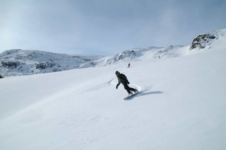 Snowboard på Vassitjocka. Heliski Riksgränsen 22 april 2009. Foto: Andreas Bengtsson 